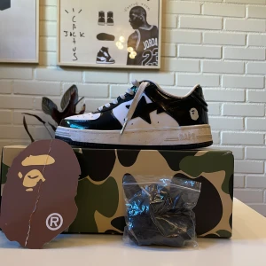 Bape sta patent black - Bape sta patentblack i strl 39 ingår svarta snören. säljes för att de inte passar har använts ca 20 ggr och jag köpte de begagnade. Helt okej bra skick, har ett märke på höger sko. Har ni några frågor eller vill ha mer bilder är det bara att skriva