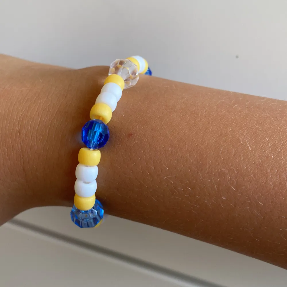 XS armband gjort med pärlor med matta färger! 💙💛🤍 Hör av er om intresse eller om ni vill ha mer bilder!! ❤️. Accessoarer.