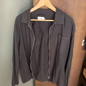 Overshirt svart  - Storlek large  Gott skick, använd 