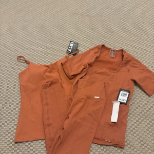 Aimn set  - Allt säljs tillsammans. Helt nytt med taggar.  Storlek : S på allt.  Färg: orange 