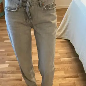 Ett par gråa lågmidjade jeans köpta från Gina! De är i bra skick och säljs eftersom att de inte används längre. Straight low jeans.