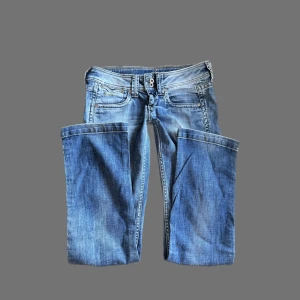 lågmidjade y2k bootcut jeans - Jättefina lågmidjade bootcut jeans! ett måste😍 midjemått 38cm tvärsöver, innerbenslängd: 75cm . P.S. GÅ IGENOM MITT KONTO NI KOMMER HITTA MÅNGA Y2K OCH VINTAGE PLAGG 