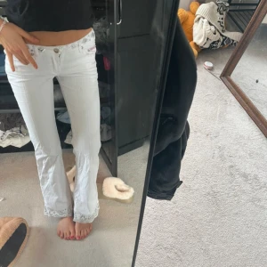 Paljetter jeans - Jeans med paljetter , köpta i Amsterdam. Lågmidjade,  jag är 174cm