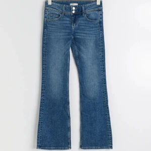 Low waist bootcut jeans  - Säljer dessa jätte fina jeans från Gina Tricot i storlek 158❤️ de är helt slutsålda på hemsidan och kostar 350kr i nypris, skriv för funderingar eller annat! Klicka gärna på köp nu❤️