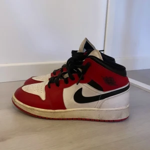 Nike Air Jordan Chicago  - Nike Air Jordan Chicago storlek 38,5. Köpta från soleplus nypris 3299kr. 