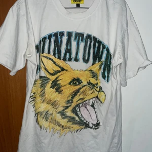 Chinatown T-shirt - Chinatown t-shirt Sparsamt använd, storlek M