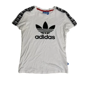 Adidas tape t-shirt - Vit adidaströja med stor logo och ”tape” logo på ärmarna.