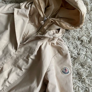  Moncler jacka i fint skick! - Intressekoll på denna snygga Moncler jacka i beige! Fina detaljer och väldigt unik! Självklart äkta, scan innuti finns samt kvitto