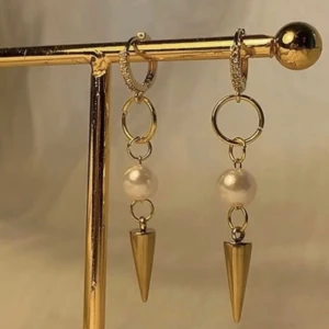 Örhängen  - Köp för 99kr/st eller 185kr paret.  Finns i både silver och guld. Modell 082