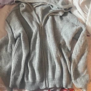 Stickad huvtröja - En jötte fin stickad huvtröja med dragkedja som ej kommer till användning 
