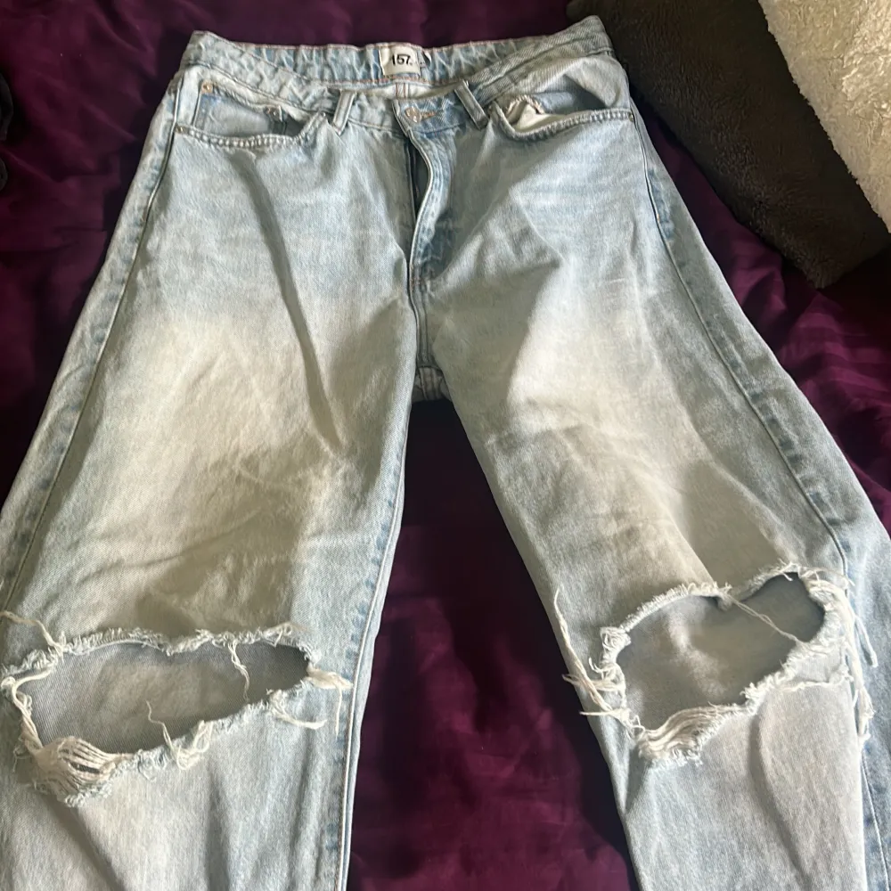 Kan inte jeans-modeller, men lite mom jeans och lite baggy beror lite på 😅.  De är från Lager 157 och jag har använt de ett par gånger, men de är fortfarande i bra skick. Storlek L och passar precis som L, de är även högmidjade. 🩵. Jeans & Byxor.