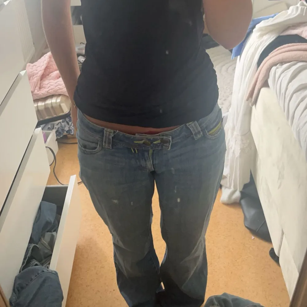 säljer dessa coola bootcut jeans då dem ej kommer till användning längre!🩵  Tryck inte på köpa direkt!!. Jeans & Byxor.