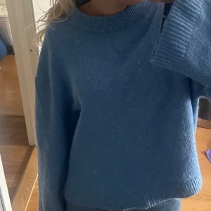 Stickad tröja  - Blå stickad tröja från Gina. Använd men i bra skick. Stl xs 