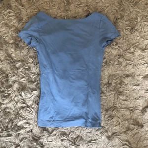 T-shirt med öppen rygg - Super fin och sitter tajt. Kommer inte till användning längre har ett litet hål men det märks inte 
