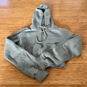 Grön croppad hoodie  - Bra sick utan fläckar 