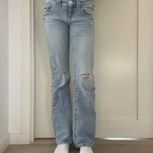 Storlek 146  Från Gina Tricot  Ljusblå  Low waist jeans 