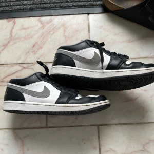 Jordan 1 gray - Säljer ett par låga Jordan 1, det finns tecken på användning så pris kan diskuteras :)) hör av dig vid frågor 