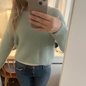 Turkos tjocktröja  - En färgglad tjocktröja  Säljer då den är för kort på armarna💕 Priset kan diskuteras 