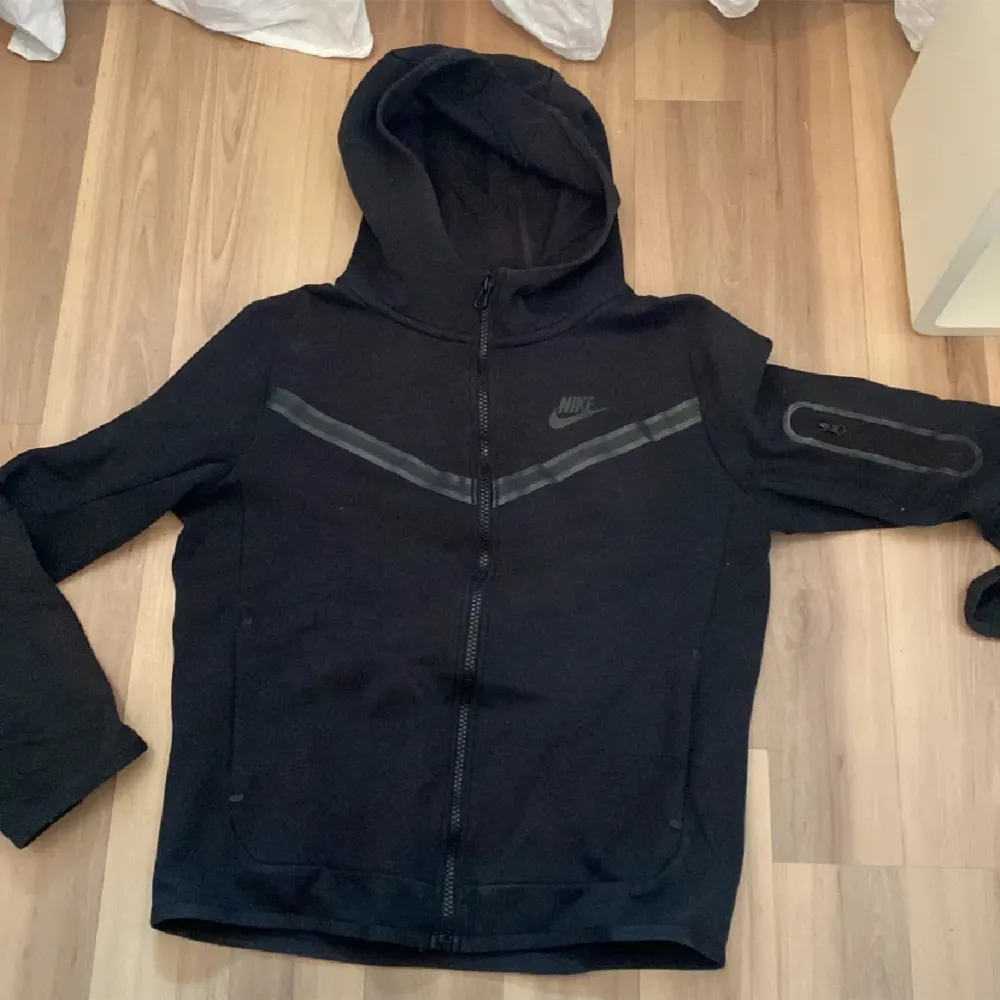 Säljer min Nike teech då den blivit liten på mig. Jätte skön och snygg o passar till det mesta. Använd fåtal gånger ca 3-4 ggr❤️ ny pris 1499 mitt pris 900 men kan gå ner vid snabb affär ❤️. Neuletakit & Villapaidat.