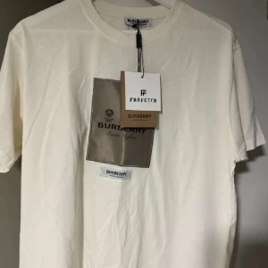 Burberry T-Shirt med tags - En helt ny Burberry T-shirt med tags!  Storlek M
