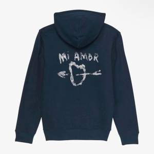 Säljer min mi amore hoodie i mörkblå, skriv till mig om ni vill ha fler bilder! Den är även köpt för 1750