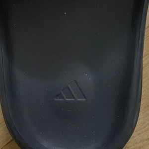 Yeezy Slides - Bra skick, använt ungefär 7-9 gånger, säljer den pågrund av för små och inte kommer till användning, har ingen box. 