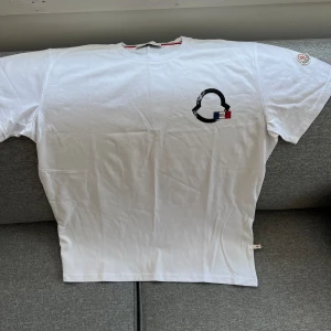 Moncler  - Aldrig använd 