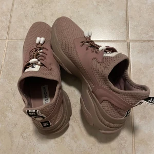 Steve Madden Sneakers Dam - Steve Madden sneakers i färgen mauve (dammlila) i storlek 39. Säljer pga att jag inte använder de. Skorna är i bra skick då jag endast använt de några gånger. Deras storlekar är en storlek mindre så om du är en 38 så passar dessa perfekt.