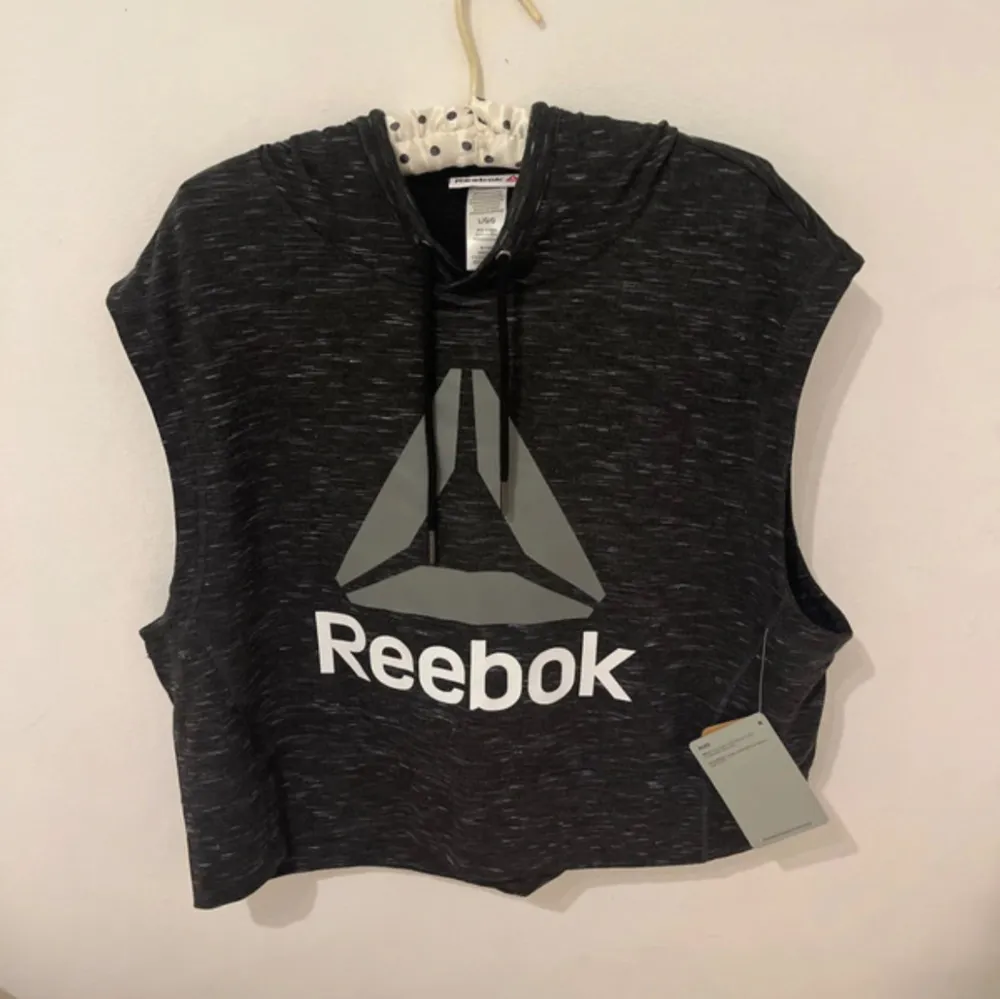 Ärmlös hoodie från reebok. Den är ny med prislappen på. Hoodies.