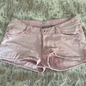 As snygga rosa jeansshorts som jag säljer då de är för små💕 Midjemått rakt över:39cm