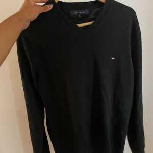 Tröjor - Tröjor från Tommy Hilfiger. Gott skick. Svart i strl M Mörkblå strl XL  450kr/styck eller 800kr för båda!  Finns i Gubbängen, kan mötas upp i Stockholm 