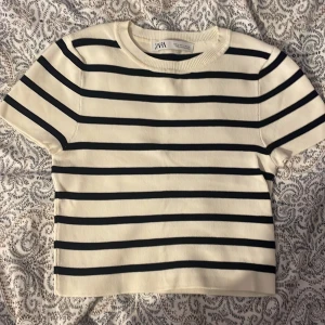 Randig topp  - Zara toppen är helt ny, aldrig använd. Storleken är M men den sitter som XS-S. Om ni har några frågor är de bara att skriva 😁  