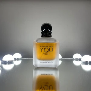 Armani ”stronger with you” parfym - Inprincip oanvänd, haft i ungefär 1 år men aldrig kännt att den passar min stil. Hållt i ett parfymskåp med jämn rumstemperatur. Modellen på stronger with you är freeze