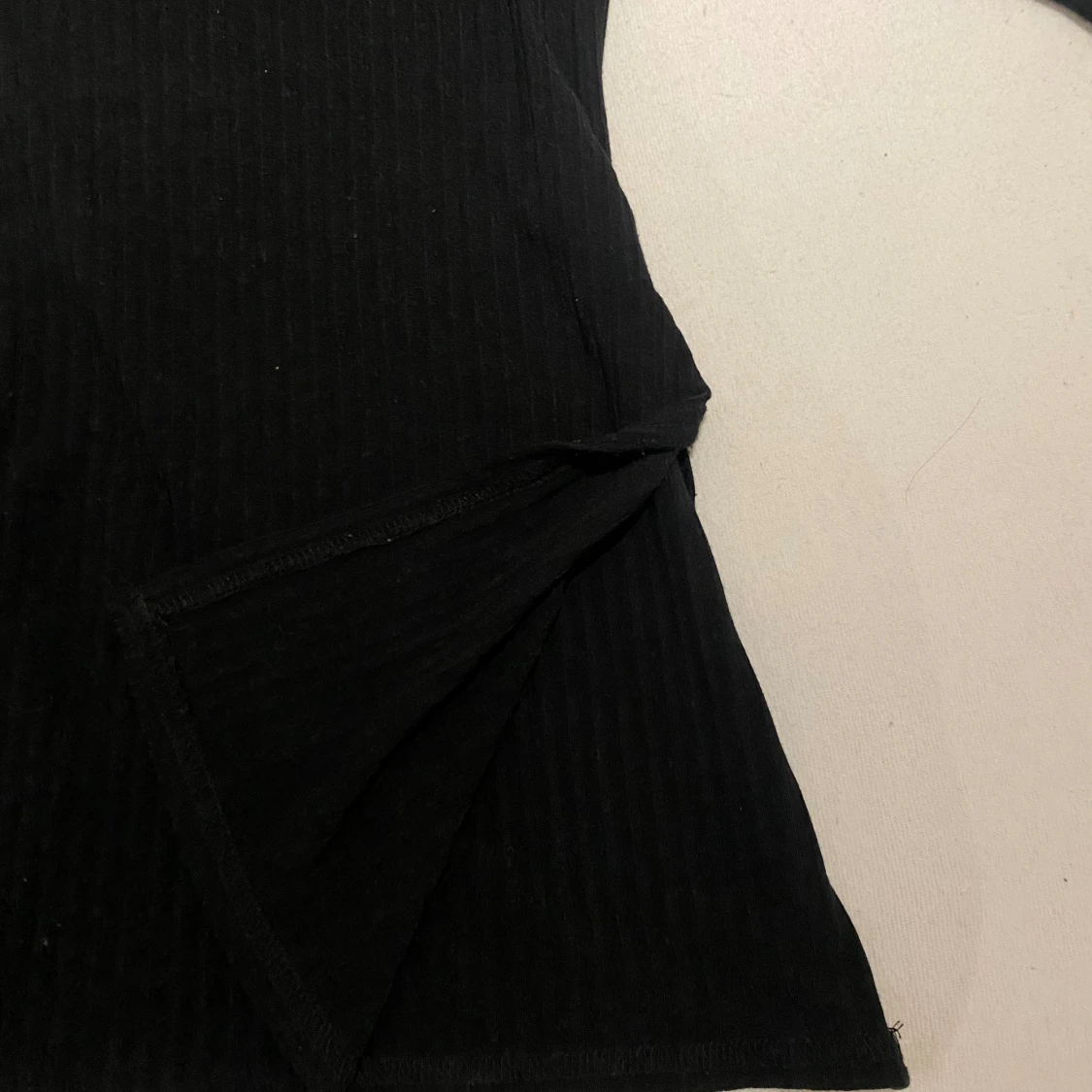 Ribbad tröja med slits och turtleneck  - 90