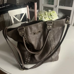 Väska - Stor och rymlig väska i brunt skinn från Lilly of sweden. Knappt använd. Har även axelband som går att ta av och på. Är i mycket bra skick med innefickor