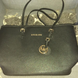 michael kors väska - Michael kors stor väska ny skicka aldrig använd   ingen låda så priset är 1000kr