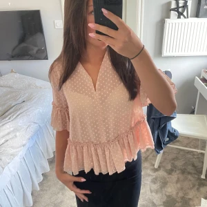 Supersnygg volang blus💕 - Supersnygg volang blus från hm🌸brukar använda den på två sett som syns på bilderna 💕