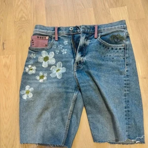 Jeansshorts  - Jeansshorts med olika mönster och färger Supercoola och lite längre🩷 