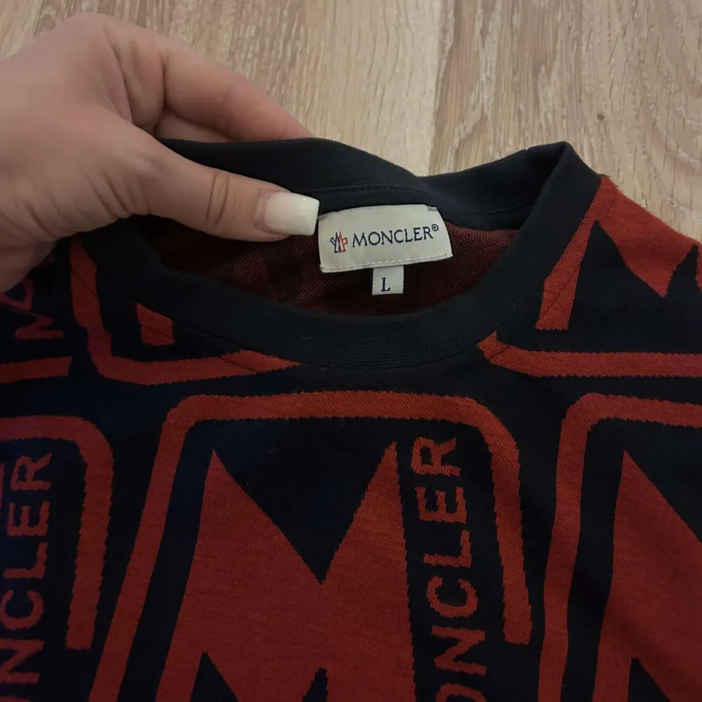 En snygg Moncler crewneck tröja med Moncler mönster i storlek L. Den är aldrig använd. Herrmodell, säljer åt min systers pojkvän😍. Tröjor & Koftor.