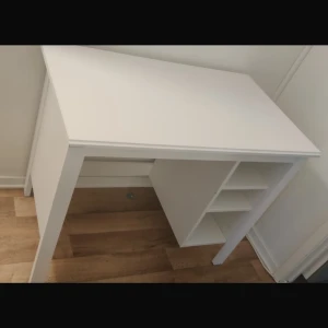 Skrivbord  - Skrivbord från IKEA i bra skick, med några små repor som knappt syns.