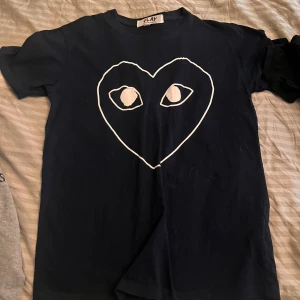Cdg t-shirt  - Säljer min cdg tshirt då den ej kommer till användning, storlek medium Nypris 900 Har 2 till så kan samfrakta