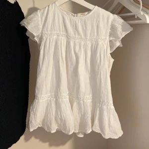 Blus från Gina tonic  - Fin blus knappt använd och är i bar skick har inte kommit till användning.  Så jag säljer den.     Är i storlek 158/164 men passar bra på SX o S