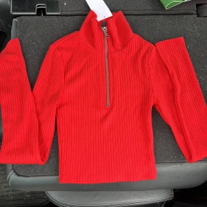 Röd tröja - Kort långärmad tröja från H&M. Storlek XXS. Aldrig använd. Prislappen kvar. 