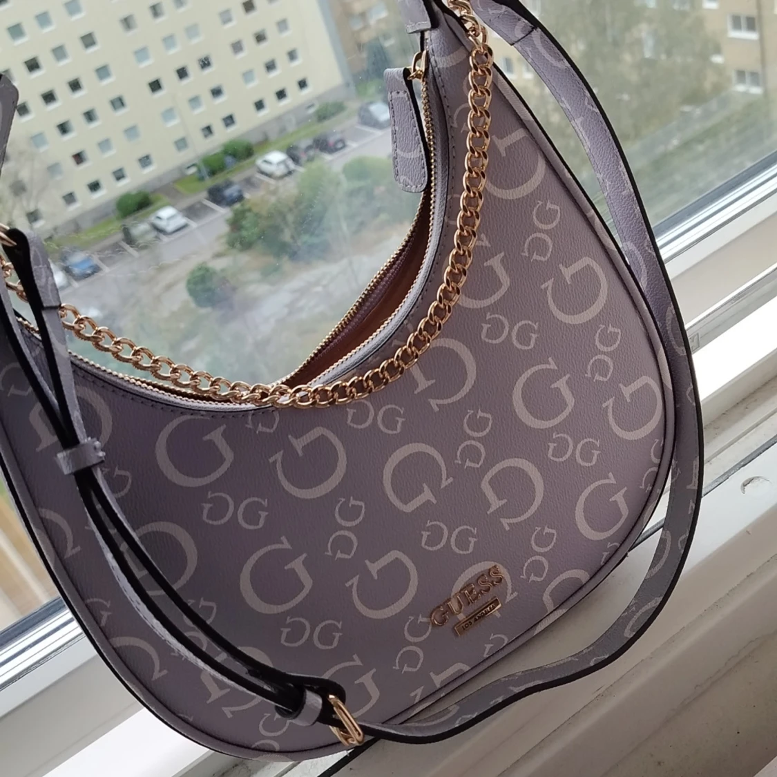 Grå axelväska från Guess - 4