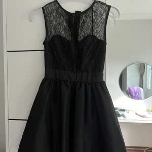 Svart klänning 🖤 - En fin och elegant klänning i färgen svart 🖤 bara använt 2 gånger (som ny)