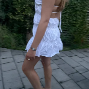 Vit klänning - Vit kort klänning zara. Ej använd.