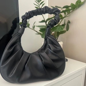 Handväska - Säljer min handväska från Zalando, använd typ en gång där av inga defekter eller något sånt. 