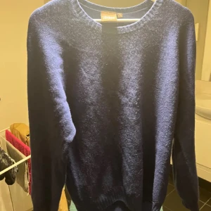 Oscar Jacobsson tröja  - Hej, säljer nu min Oscar Jacobsson tröja som är stickad och i fint skick. Storleken är Large. Nypris 1199 mitt pris 799, pris kan diskuteras vid snabb affär. Inga byten!  Hör av er vid funderingar 🥂