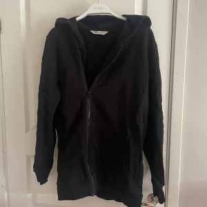 Zip Hoodie HM - Svart zip hoodie från HM i storlek S Hoodie är i bra skick men passar inte mig i storleken