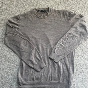 Sand copenhagen merinotröja - Säljer denna snygga merinoull-tröja i mycket bra skick från sand copenhagen. Anledningen är att den är lite för liten för mig. Köpt på nk förra sommaren för 1500